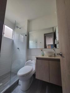 W łazience znajduje się toaleta, umywalka i prysznic. w obiekcie Peaceful & Modern Apartment w mieście Cartagena de Indias