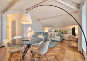 un soggiorno con tavolo, sedie e divano di Livin' Portofino SEA a Santa Margherita Ligure
