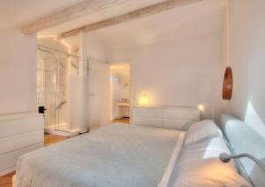 ein weißes Schlafzimmer mit einem großen Bett in einem Zimmer in der Unterkunft Livin' Portofino SEA in Santa Margherita Ligure