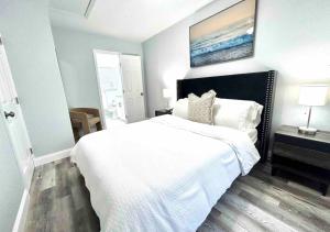 a bedroom with a large white bed in a room at Downtown West Palm Apartment Near Airport in West Palm Beach