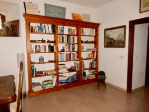 ラ・アドラダにあるLa Resineraの本棚付きの部屋