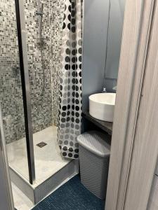 W łazience znajduje się prysznic i umywalka. w obiekcie Hugo 2 w mieście Jēkabpils