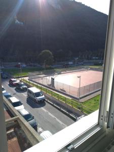 een uitzicht op een parkeerplaats met een tennisbaan bij Mariani's Home in Finale Ligure