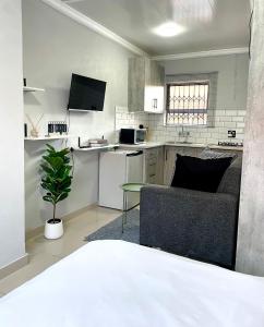 Η κουζίνα ή μικρή κουζίνα στο Ivywood loft @ Monarch Studios +6 φωτογραφίες