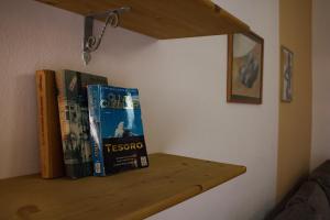 drie boeken op een plank in een kamer bij Getaway Tirana City Center - STAYcation Apartments in Tirana