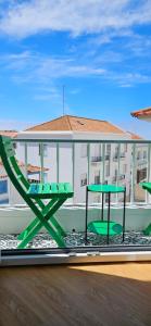 uma mesa e cadeiras no telhado de um edifício em Casa "Vô Lando" - Nazaré - Alojamento Local na Nazaré