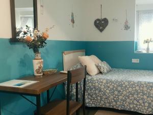 Łóżko lub łóżka w pokoju w obiekcie Habitaciones Casa Santander Playa Valdenoja