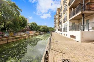 een kanaal in een stad met gebouwen en water bij 3-bed apartment in Limehouse in Londen