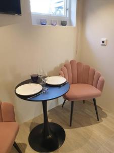 una mesa con 2 sillas y una mesa con copas de vino en Stad och strand i Höganäs en Höganäs