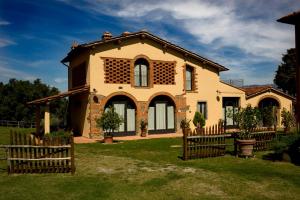 a house with a fence in front of it at Agriturismo Podere Luisa in Montevarchi