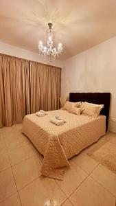 una camera con un grande letto e un lampadario a braccio di Luxury Villa Prada a Skriperón