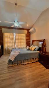 a bedroom with a bed and a ceiling fan at Casa familiar en Boquete in Boquete