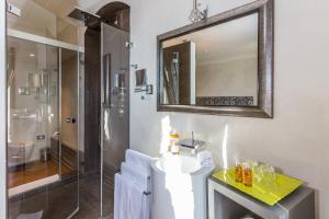 La salle de bains est pourvue d'un lavabo et d'un miroir. dans l'établissement La Maison d'Igor, à Morges