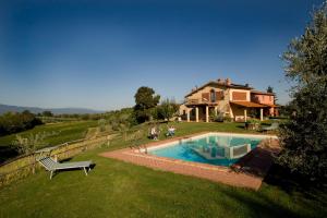 Bazén v ubytování Agriturismo Podere Luisa nebo v jeho okolí