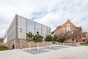 a group of trees in front of a building at Künstlerzimmer im Kulturhaus Häselburg in Gera