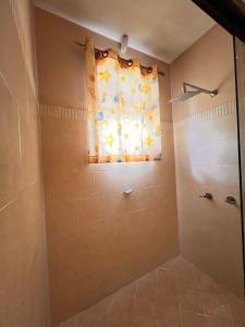 y baño con ducha y cortina de ducha. en Casa familiar en Boquete, en Boquete