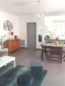 een woonkamer met een tafel en een eetkamer bij Appartement Salir do Porto in Salir de Porto