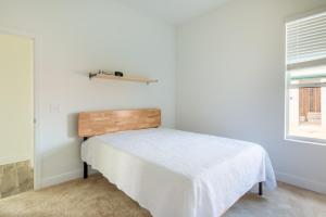 1 dormitorio con 1 cama con manta blanca y ventana en Avon Lakefront, en Avon Park