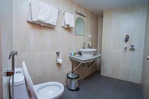 un baño con inodoro y lavabo en Hotel Fewa Camp, en Pokhara