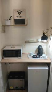 un microondas sentado en una encimera en una cocina en Luxury Airport Retreat en Cluj-Napoca