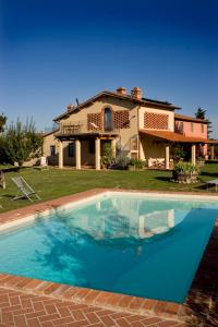 a large swimming pool in front of a house at Agriturismo Podere Luisa in Montevarchi
