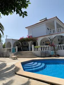 a house with a swimming pool in front of it at Casa Paraiso studio salon coin repas kitchenette extérieure grande terrasse privée jardin et piscine près des plages de FUSETA et de la RIA FORMOSA in Moncarapacho