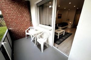 普萊藤貝格的住宿－Modern & Cozy 1 room Apartment，阳台配有桌椅和窗户。
