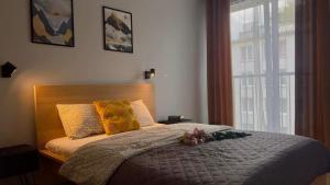 Un dormitorio con una cama con flores. en Parkcity Centrum, en Katowice