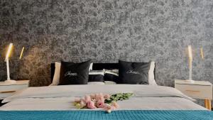 Un dormitorio con una cama con flores. en Parkcity Centrum, en Katowice