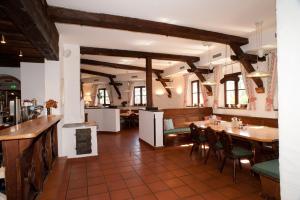 una cucina e una sala da pranzo con tavolo e sedie di Hotel Gasthof Der Jägerwirt a Bergheim