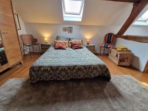 - une chambre mansardée avec un grand lit dans l'établissement Countryhouse close to Senlis and Parc Asterix, à Thiers-sur-Thève