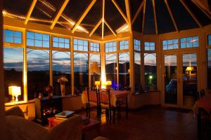Uma área de estar em Sea Breeze Bed and Breakfast