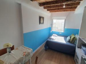 Łóżko lub łóżka w pokoju w obiekcie Habitaciones Casa Santander Playa Valdenoja
