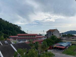 Pangkor Island CoralBay Private Apartment في كامبونغ باسير بوغاك: مجموعة مباني فيها نخيل في مدينة