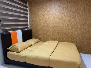 Pangkor Island CoralBay Private Apartment في كامبونغ باسير بوغاك: سرير في غرفة مع جدار
