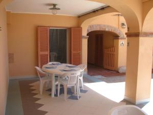 a dining room with a table and chairs at Onda Su Onda Appartamenti in Seccheto