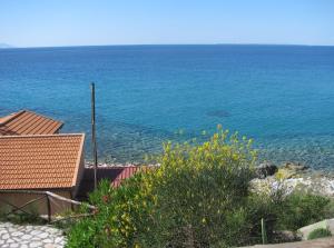 a view of the ocean from a house at Onda Su Onda Appartamenti in Seccheto
