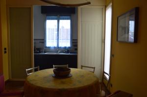 una cocina con una mesa con un tazón. en Casa Benny en Milán