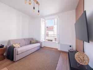 a living room with a couch and a tv at Logement pour 8 personnes près de Disney & Paris in Chanteloup-en-Brie