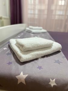 duas toalhas numa cama com estrelas em Nikolina em Skopje