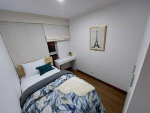 a small bedroom with a bed and a window at Departamento Exclusivo clase A in Lima
