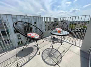 2 sillas y mesas en un balcón en La Marina - Proche Paris & Aéroport CDG, en Sevran