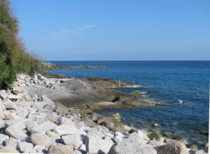 a group of rocks on the shore of the ocean at Onda Su Onda Appartamenti in Seccheto