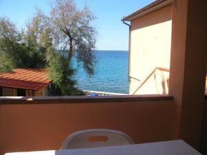 a view of the ocean from a bathroom window at Onda Su Onda Appartamenti in Seccheto