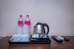 Utensilios para hacer té y café en Hotel Fewa Camp