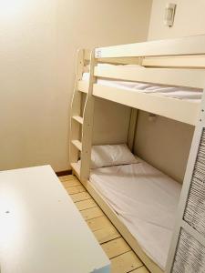 Двох'ярусне ліжко або двоярусні ліжка в номері Duplex 3 piscines (1 chauffée/couverte) 300m plage