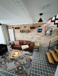 維斯馬的住宿－See Schmetterling (Fjäril)，带沙发和砖墙的客厅