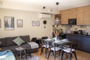 Kuchyň nebo kuchyňský kout v ubytování ENJOYHARRACHOV - Atraktivní slunný klimatizovaný apartmán 14 v centru Harrachova se saunou, parkováním, Wifi-WLAN, SAT, herní konzolí, PC s win 10, Netflix zdarma a možností dobíjení auta s jedinečným výhledem na Čertovu horu se skokanskými můstky