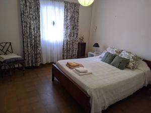 a bedroom with a bed with two towels on it at Casa en Pigue in Pigüé