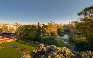 an aerial view of a park with a lake at Simpático apartamento no centro in Lisbon